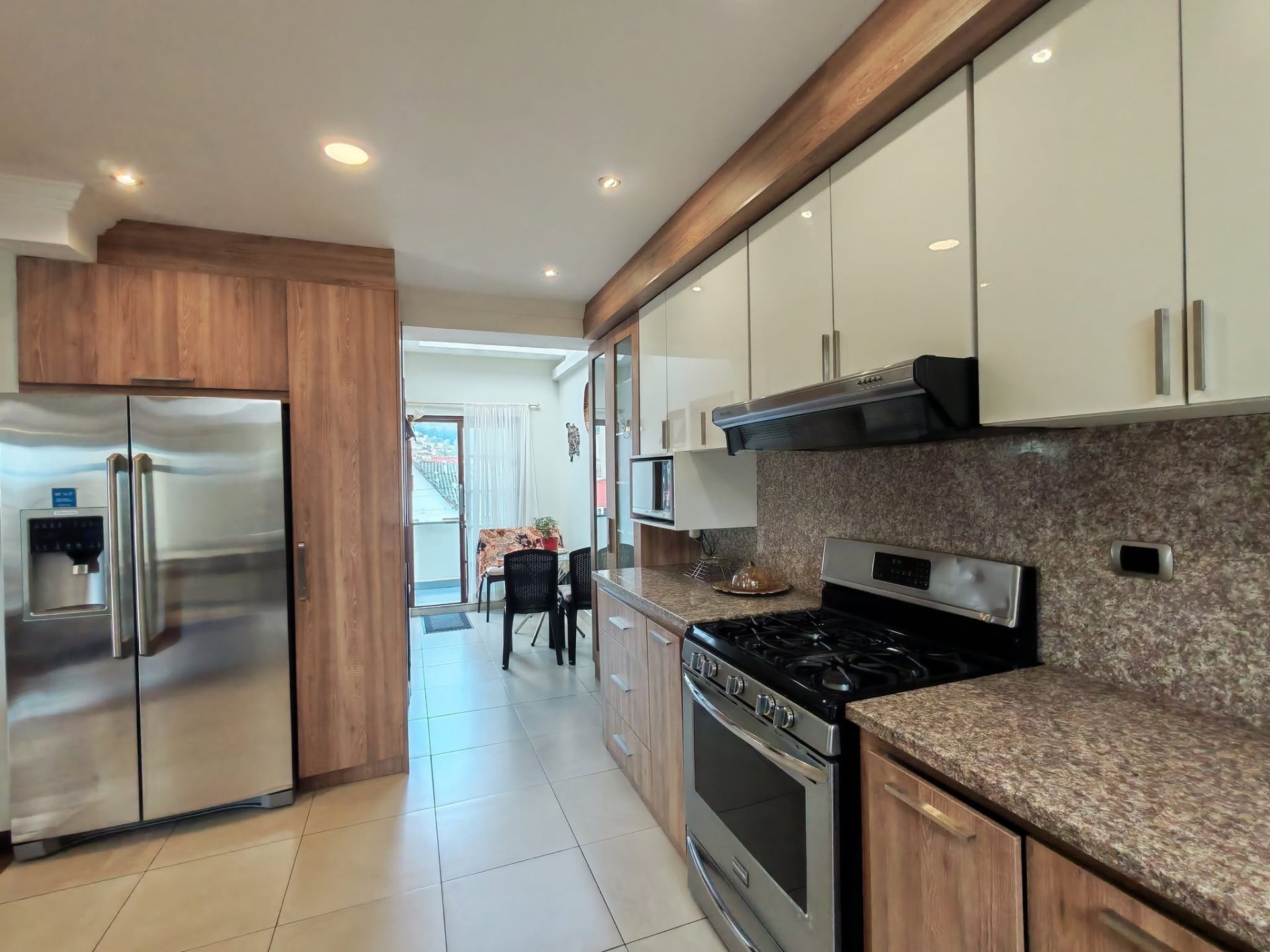 Departamento amueblado — Sector Av. Paucarbamba, Cuenca