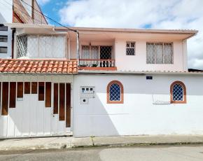 Casa Rentera — Av. Hurtado de Mendoza, Cuenca