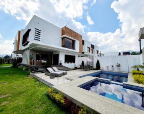 Casa de lujo con piscina — Challuabamba, Cuenca