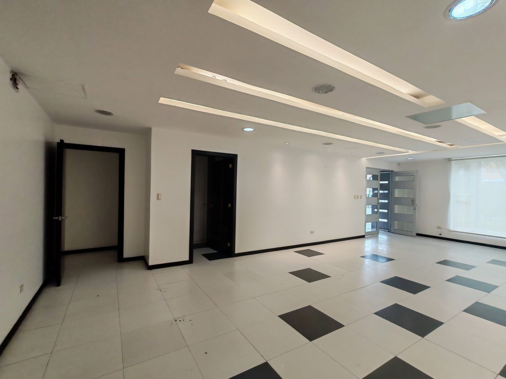 Local comercial — Sector Av. Remigio Crespo, Cuenca