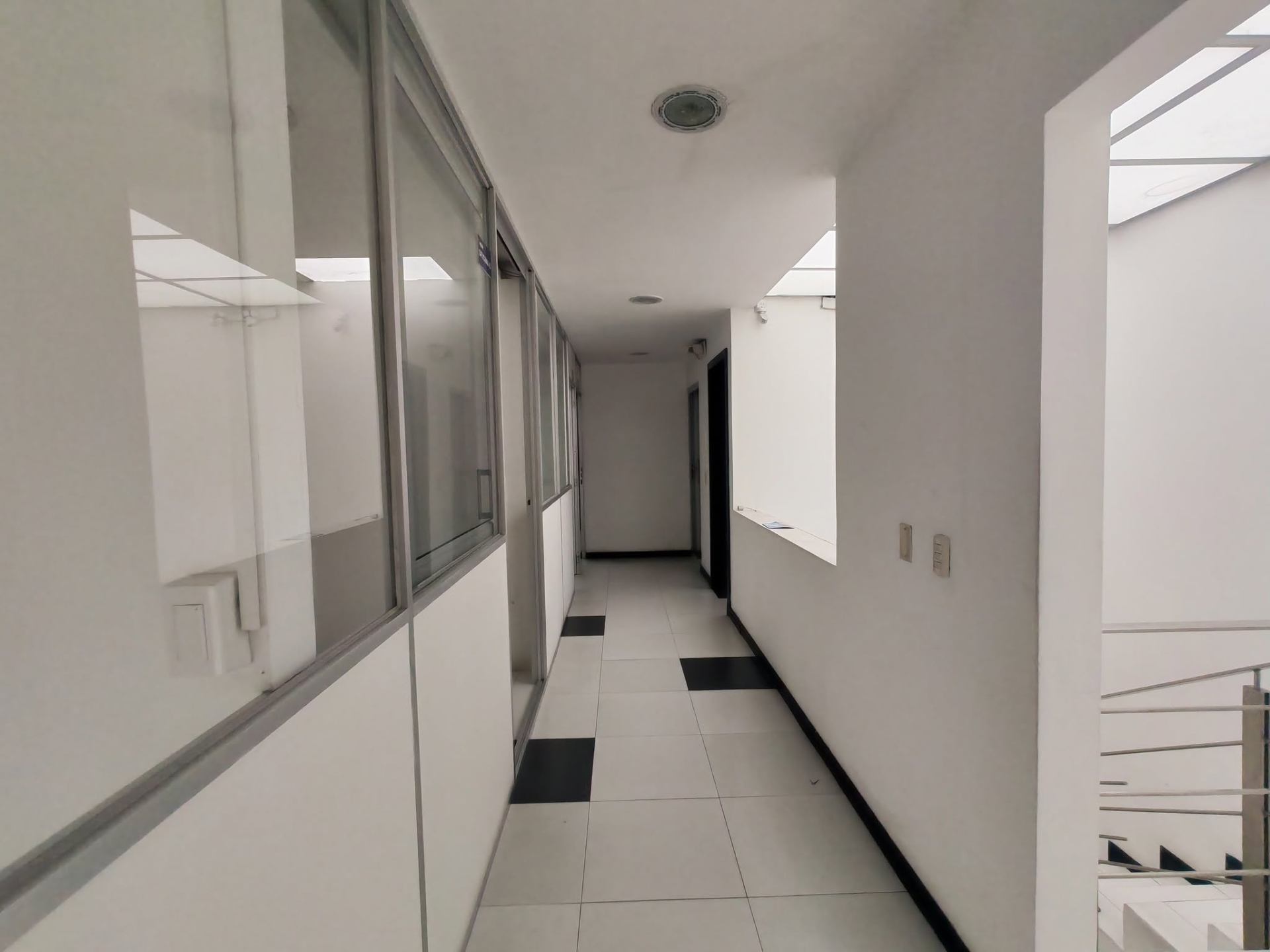 Amplia oficina comercial — Av. Remigio Crespo, Cuenca